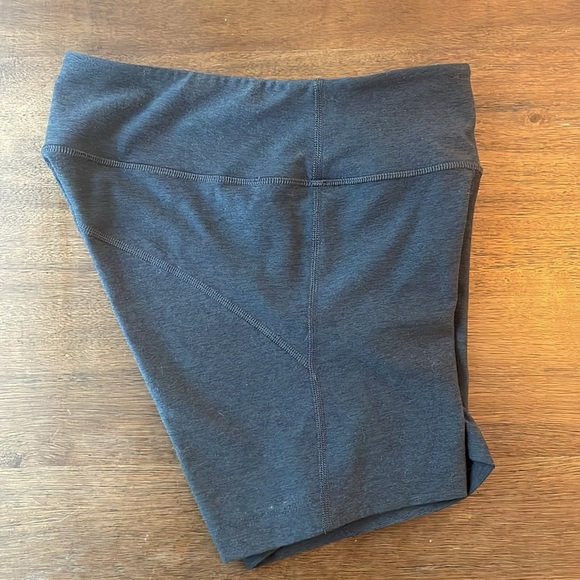 outdoor voices warm up shorts / biker shorts - Picture 3 of 6